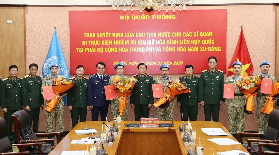 Thượng tướng Hoàng Xuân Chiến trao Quyết định cho các sỹ quan. (Ảnh: Trọng Đức/TTXVN)