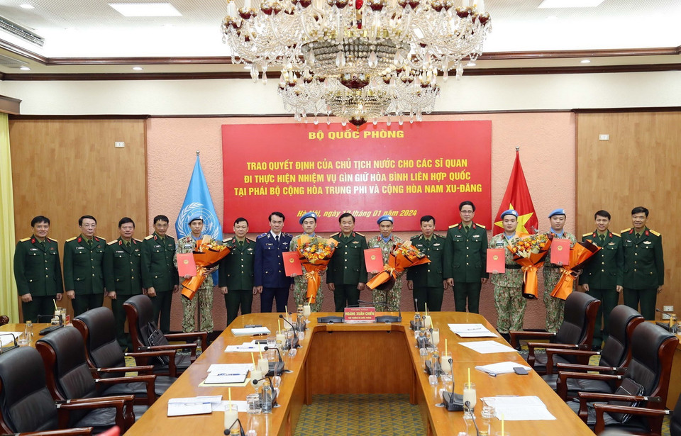 Thượng tướng Hoàng Xuân Chiến trao Quyết định cho các sỹ quan. (Ảnh: Trọng Đức/TTXVN)