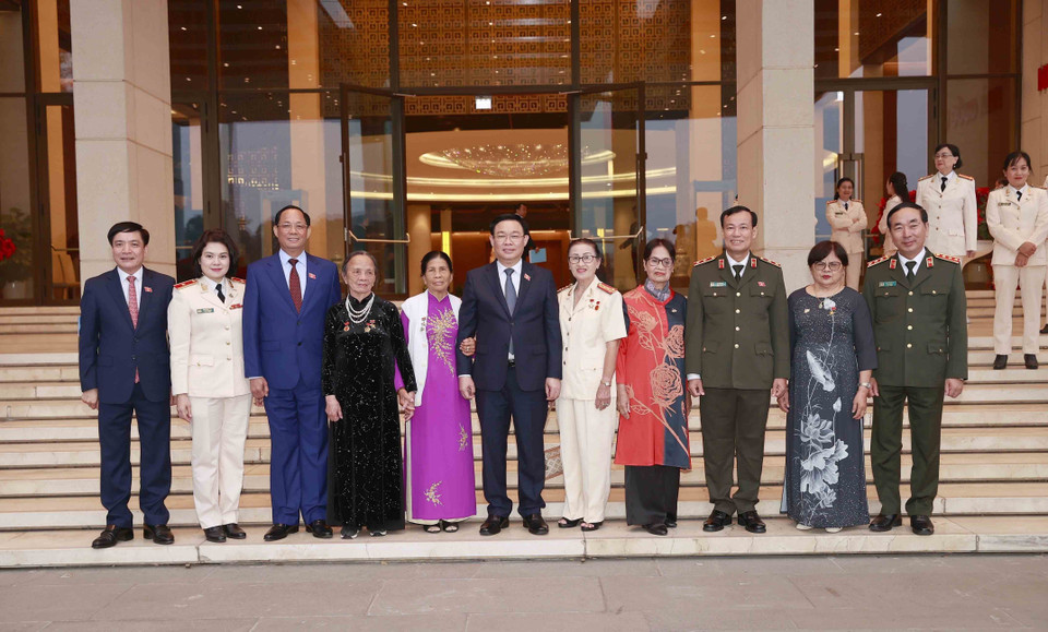 Chủ tịch Quốc hội Vương Đình Huệ với đại diện các thế hệ cán bộ Hội Phụ nữ Bộ Công an qua các thời kỳ. (Ảnh: Doãn Tấn/TTXVN)