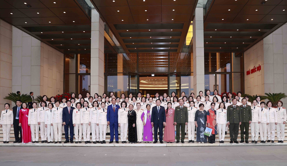 Chủ tịch Quốc hội Vương Đình Huệ chụp ảnh lưu niệm với đại biểu. (Ảnh: Doãn Tấn/TTXVN)