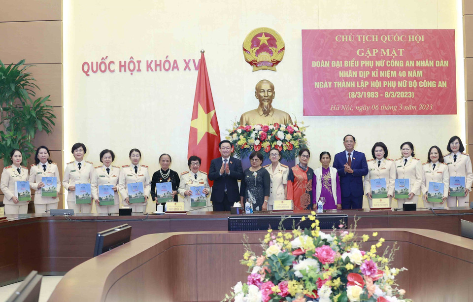 Chủ tịch Quốc hội Vương Đình Huệ tặng quà lưu niệm cho đại biểu. (Ảnh: Doãn Tấn/TTXVN)