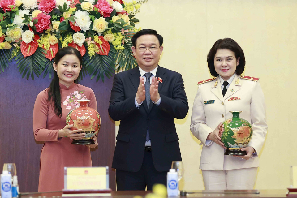 Chủ tịch Quốc hội Vương Đình Huệ tặng quà lưu niệm cho đại biểu. (Ảnh: Doãn Tấn/TTXVN)