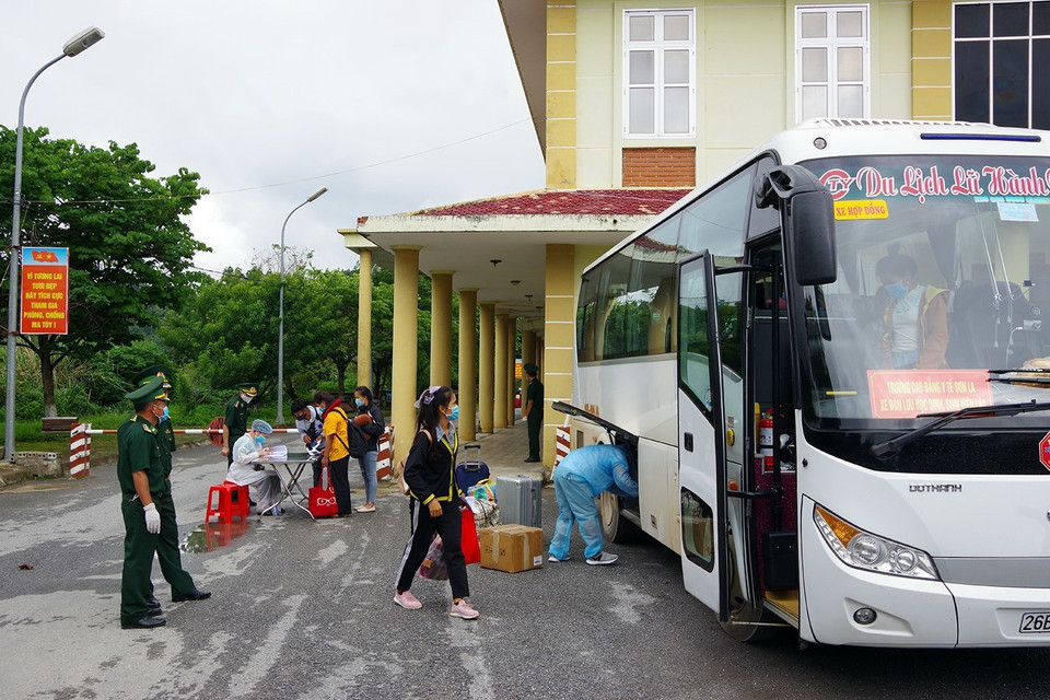 Các công dân, du học sinh Việt Nam và Lào đều phải khai báo, đeo khẩu trang và kiểm tra thân nhiệt trước khi xuất nhập cảnh tại Cửa khẩu Quốc tế Tây Trang. (Ảnh: Phan Tuấn Anh/TTXVN)