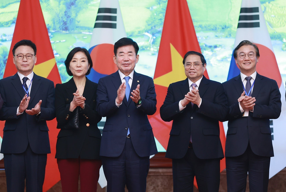 Thủ tướng Phạm Minh Chính và Chủ tịch Quốc hội Hàn Quốc Kim Jin-pyo cùng thành viên đoàn. (Ảnh: Dương Giang/TTXVN)