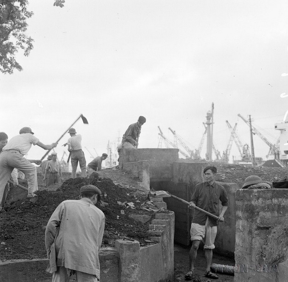 Công nhân Cảng Hải Phòng đẩy mạnh tu sửa và làm mới nhiều hầm hào để vừa phòng tránh bom Mỹ vừa làm nơi chiến đấu (1972). (Ảnh: Bảo Hanh/TTXVN)