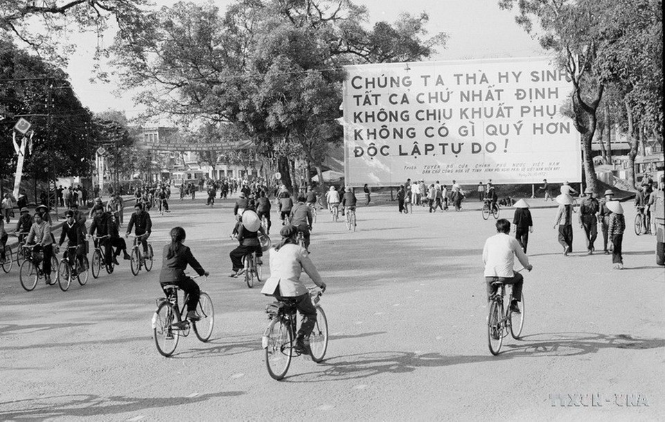 Đường phố Hà Nội trong những ngày giặc Mỹ đánh phá ác liệt cuối tháng 12/1972. (Ảnh: TTXVN)