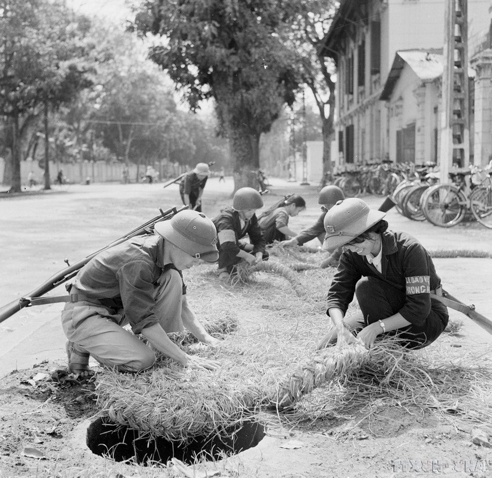 Các chiến sỹ tự vệ của Nhà máy Thiết bị Bưu điện Hà Nội khẩn trương tu sửa nắp hầm, chuẩn bị tốt hầm hào chiến đấu (5/1972). (Ảnh: Ngọc Quán/TTXVN)