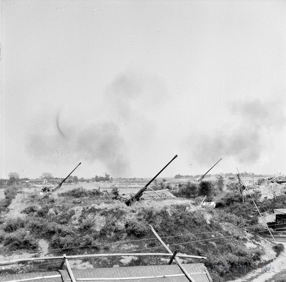 Trận địa pháo cao xạ bảo vệ Thủ đô nổ súng giáng trả đích đáng máy bay Mỹ (1972). (Ảnh: TTXVN)