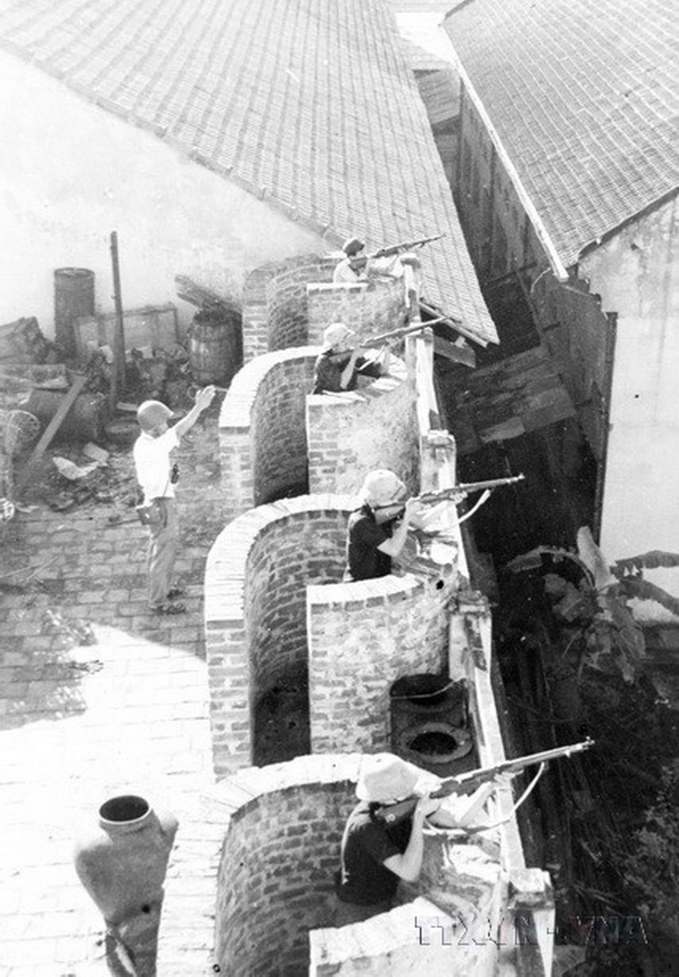 Tự vệ Nhà máy X Hà Nội nhanh chóng chiếm lĩnh vị trí chiến đấu mỗi khi có báo động để bảo vệ Nhà máy, bảo vệ Thủ đô. (Ảnh: Trần Sinh/TTXVN phát)