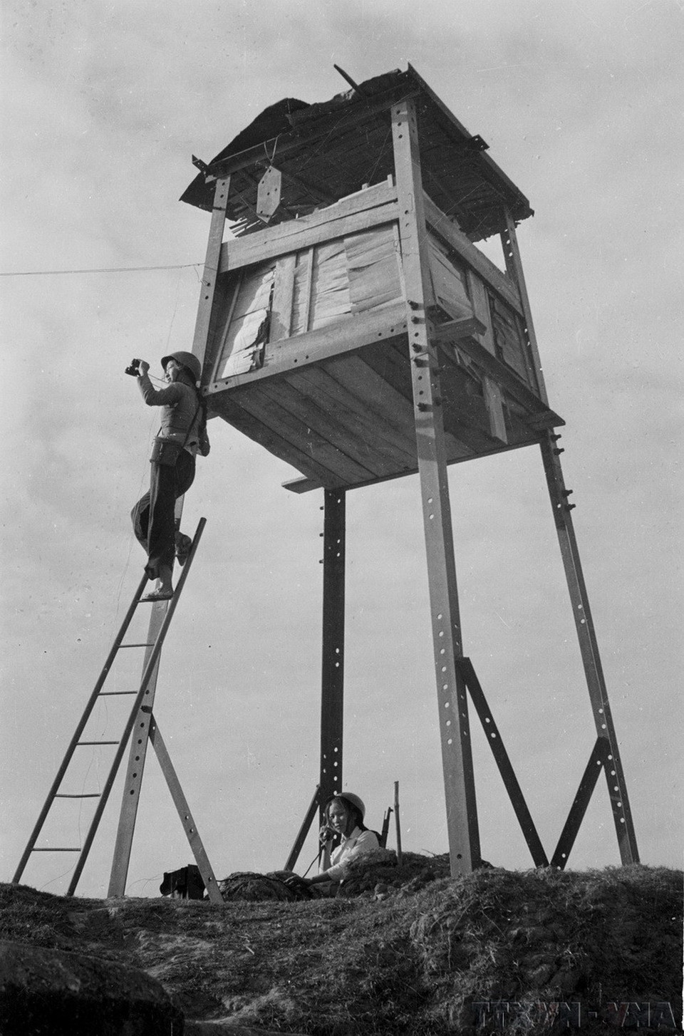 Trong những trận chiến đấu ác liệt với máy bay B52 của Mỹ, dân quân xã Giang Biên, huyện Gia Lâm (Hà Nội) luôn cảnh giác, tổ chức trạm cảnh giới phục vụ chiến đấu phòng không (1972). (Ảnh: Ngọc Quán/TTXVN)