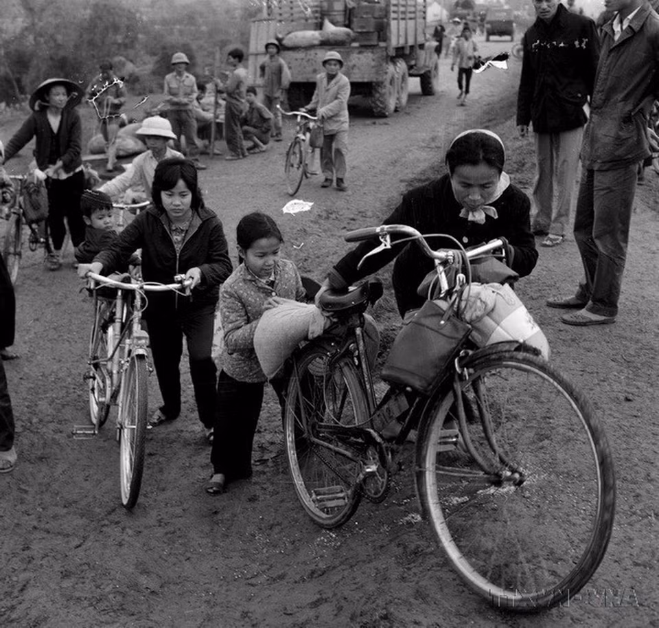 Trong những ngày cuối tháng 12/1972, giặc Mỹ đánh phá ác liệt Hà Nội, phụ nữ, trẻ em và người già tạm thời rời Thủ đô đi sơ tán góp phần đánh thắng giặc Mỹ. (Ảnh: TTXVN)