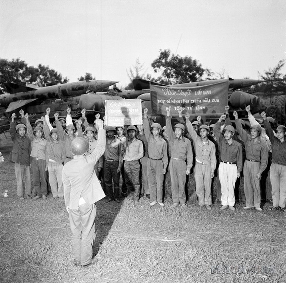 Triệt để chấp hành mệnh lệnh chiến đấu của Bộ Tổng tư lệnh, Tiểu đoàn 77 bộ đội tên lửa hạ quyết tâm luôn nêu cao tinh thần cảnh giác sẵn sàng chiến đấu, bắn rơi máy bay Mỹ ngay từ quả đạn đầu tiên (1972). (Ảnh: Hứa Kiểm/TTXVN)