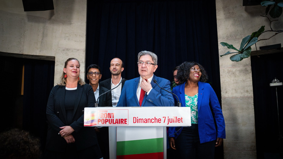 Chủ tịch đảng LFI, thuộc Liên minh NFP, ông Jean-Luc Melenchon (giữa) phát biểu tại Paris, sau khi kết quả bầu cử Quốc hội vòng 2 được công bố. (Ảnh: THX/ TTXVN)