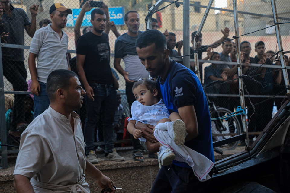 Em nhỏ bị thương sau vụ tấn công của Israel tại Khan Younis, Dải Gaza, ngày 9/7 vừa qua. (Ảnh: THX/TTXVN)