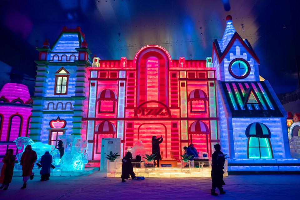 Với diện tích 23.800m2, Công viên giải trí băng tuyết trong nhà tại Cáp Nhĩ Tân, thủ phủ của tỉnh Hắc Long Giang (Trung Quốc) được Tổ chức Kỷ lục Thế giới Guinness ghi nhận là "Công viên băng tuyết trong nhà lớn nhất thế giới." (Ảnh: THX/TTXVN)