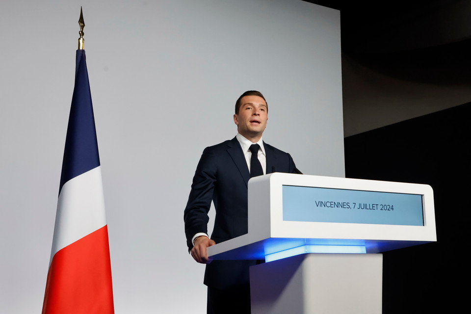 Chủ tịch đảng RN Jordan Bardella phát biểu sau khi kết quả bầu cử Quốc hội vòng 2 được công bố, tại Paris, ngày 7/7. (Ảnh: THX/TTXVN)