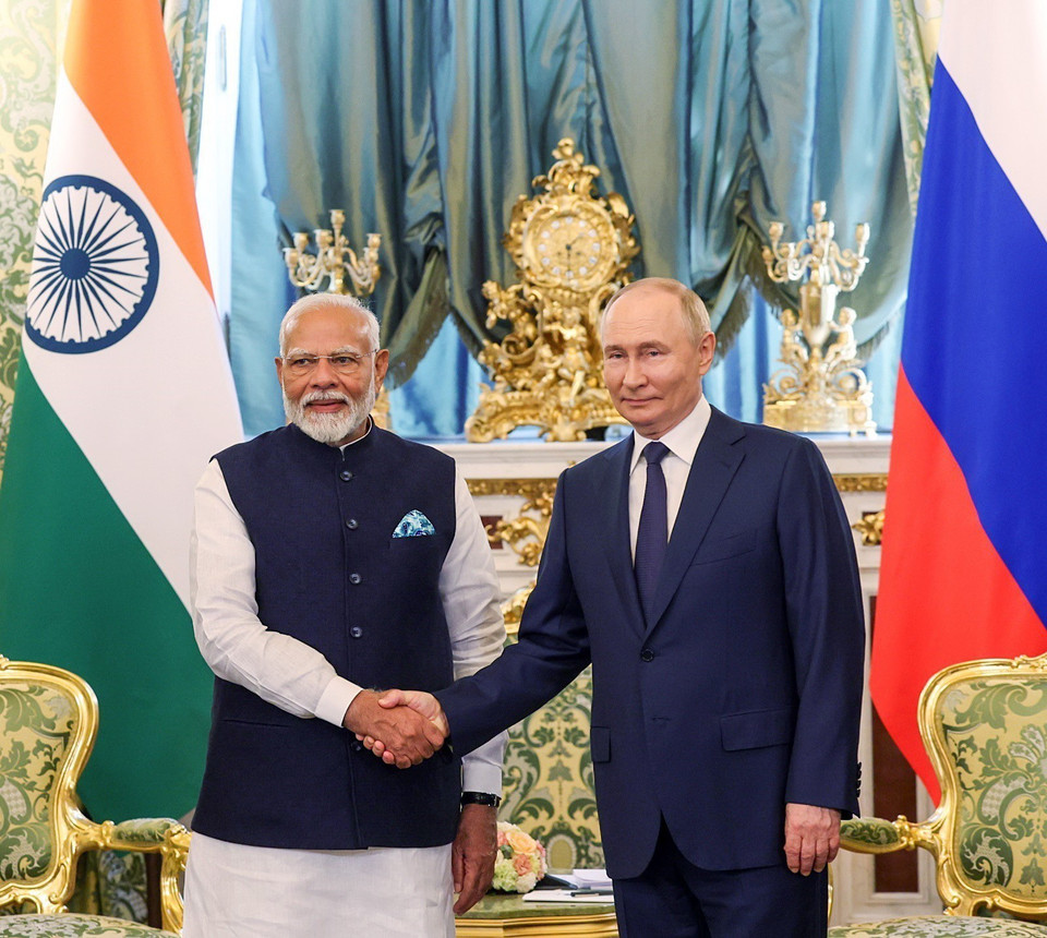 Tổng thống Nga Vladimir Putin (phải) và Thủ tướng Ấn Độ Narendra Modi ngày 9/7 ra tuyên bố chung về việc phát triển các định hướng chiến lược trong hợp tác kinh tế Nga-Ấn Độ đến năm 2030. (Ảnh: ANI/TTXVN)