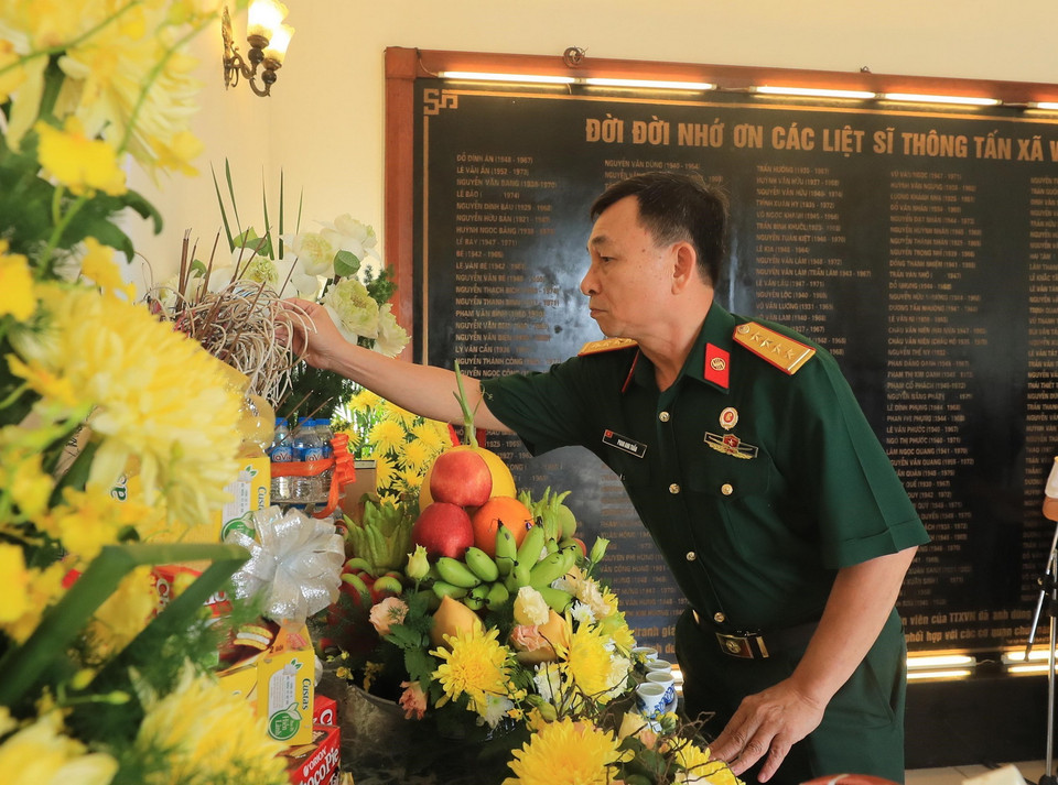 Đại diện Hội Cựu chiến binh Thông tấn xã Việt Nam dâng hương tưởng nhớ các Nhà báo-Liệt sỹ. (Ảnh: Lâm Khánh/TTXVN)