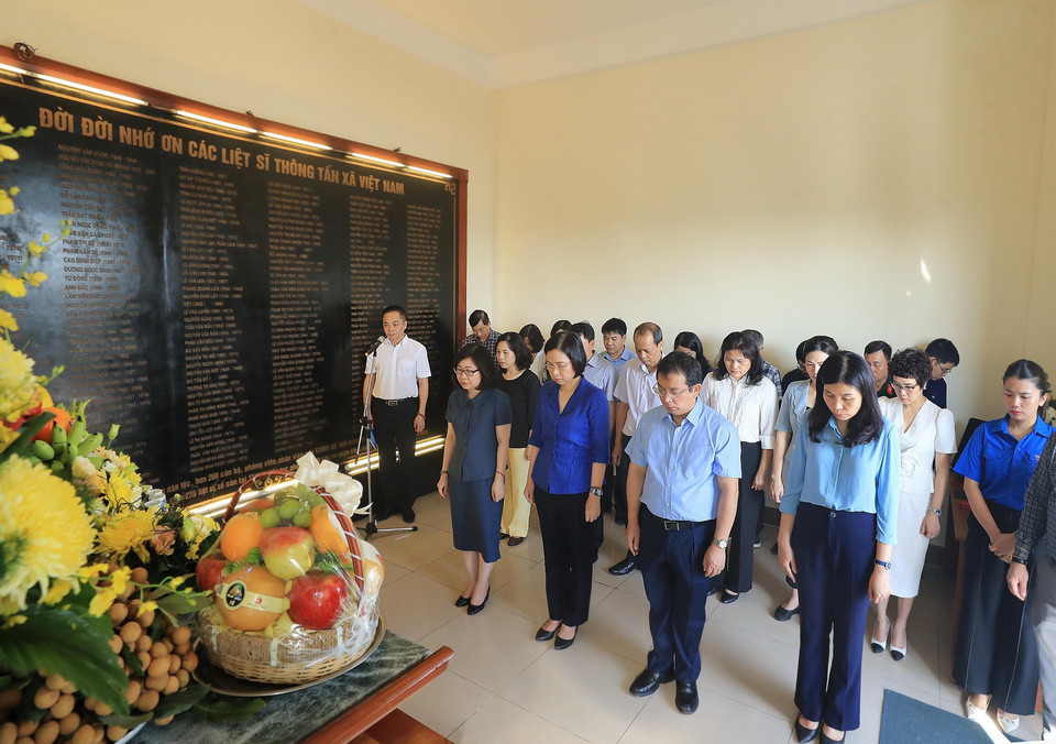 Đoàn đại biểu Thông tấn xã Việt Nam dâng hương tưởng nhớ các Nhà báo-Liệt sỹ. (Ảnh: Lâm Khánh/TTXVN)