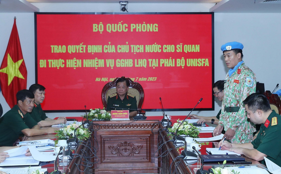 Trung tá Đặng Quốc Tuấn phát biểu trước khi lên đường thực hiện nhiệm vụ tại Phái bộ UNISFA. (Ảnh: Trọng Đức/TTXVN)