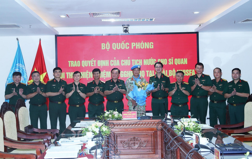 Thượng tướng Hoàng Xuân Chiến và lãnh đạo các cơ quan Bộ Quốc phòng chúc mừng Trung tá Đặng Quốc Tuấn trước khi lên đường thực hiện nhiệm vụ Gìn giữ Hòa bình tại Phái bộ UNISFA. (Ảnh: Trọng Đức/TTXVN)