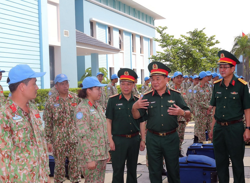 Thượng tướng Hoàng Xuân Chiến nói chuyện thân mật với cán bộ, nhân viên chuẩn bị lên đường nhận nhiệm vụ. (Ảnh: Trọng Đức/TTXVN)