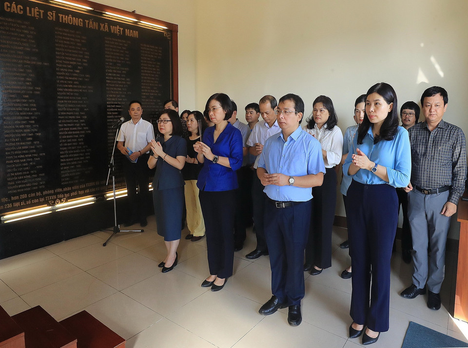 Đoàn đại biểu Thông tấn xã Việt Nam dâng hương tưởng nhớ các Nhà báo-Liệt sỹ. (Ảnh: Lâm Khánh/TTXVN)