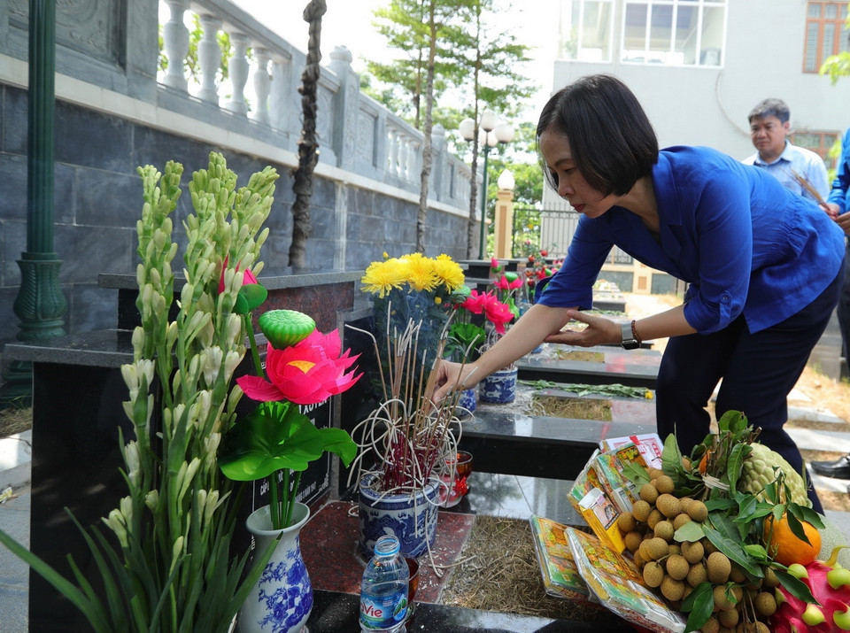 Tổng Giám đốc TTXVN Vũ Việt Trang dâng hương tri ân, tưởng nhớ Nhà báo-Liệt sỹ Trần Kim Xuyến. (Ảnh: Hoàng Hiếu/TTXVN)