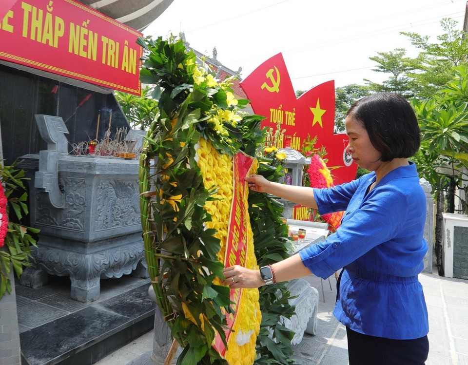 Tổng Giám đốc TTXVN Vũ Việt Trang dâng hoa tri ân, tưởng nhớ các anh hùng, liệt sỹ tại Nghĩa trang Liệt sỹ thị trấn Chúc Sơn, huyện Chương Mỹ, Hà Nội. (Ảnh: Hoàng Hiếu/TTXVN)