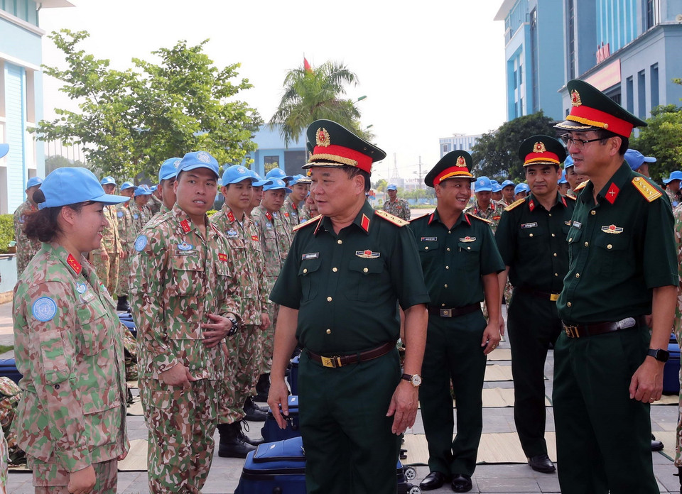 Thượng tướng Hoàng Xuân Chiến động viên cán bộ, nhân viên chuẩn bị lên đường nhận nhiệm vụ. (Ảnh: Trọng Đức/TTXVN)