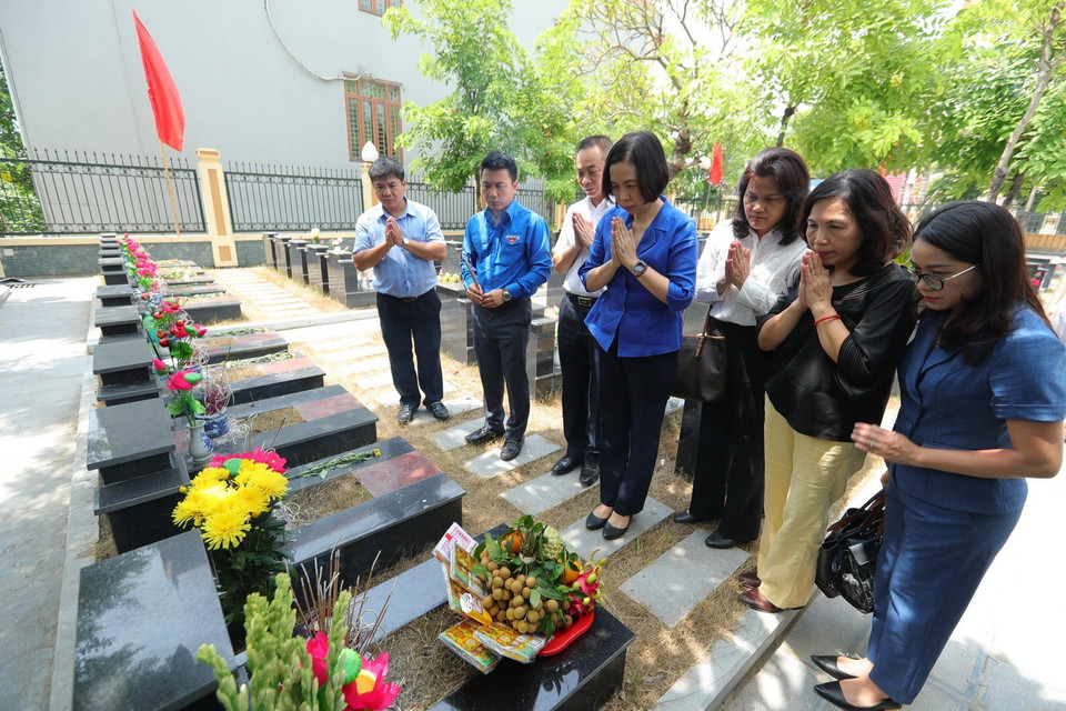 Tổng Giám đốc Vũ Việt Trang và đoàn đại biểu TTXVN tri ân, tưởng nhớ Nhà báo-Liệt sỹ Trần Kim Xuyến. (Ảnh: Hoàng Hiếu/TTXVN)