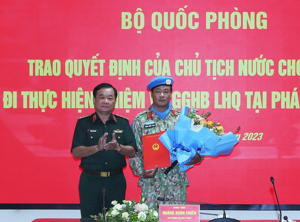 Thượng tướng Hoàng Xuân Chiến trao Quyết định của Chủ tịch nước cho Trung tá Đặng Quốc Tuấn đi thực hiện nhiệm vụ Gìn giữ Hòa bình Liên hợp quốc. (Ảnh: Trọng Đức/TTXVN)