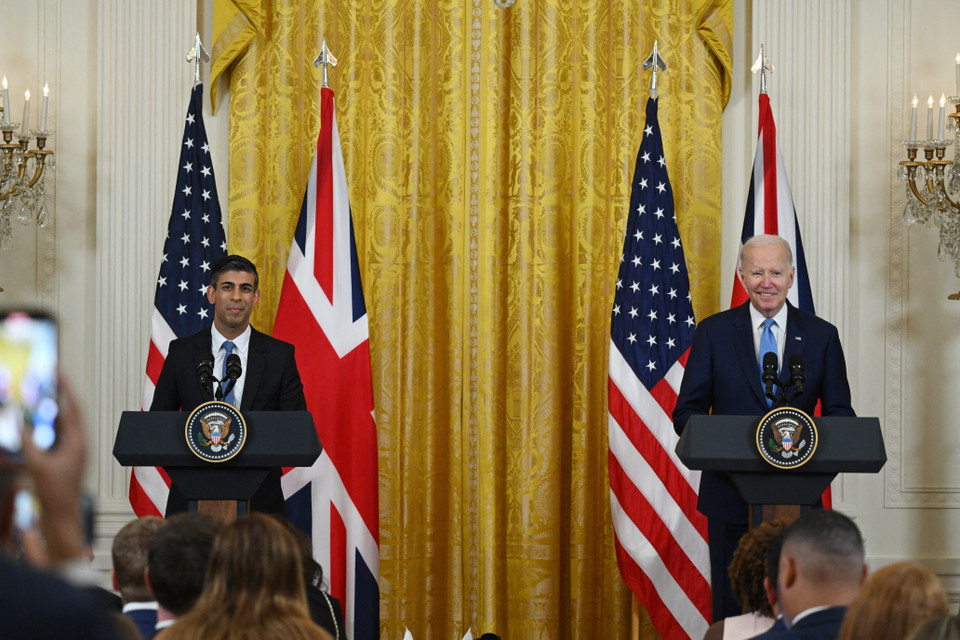 Tại cuộc gặp, hai nhà lãnh đạo đã ký "Tuyên bố Đại Tây Dương," mà Thủ tướng Sunak mô tả là quan hệ đối tác kinh tế chưa từng có, vạch ra sự hợp tác trong tương lai về các vấn đề như trí tuệ nhân tạo (AI), các mối quan hệ kinh tế và thương mại. (Ảnh: AFP/TTXVN)