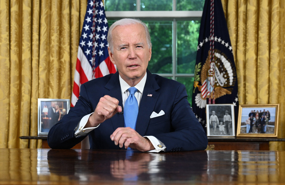 Tổng thống Mỹ Joe Biden (ảnh) ngày 3/6 đã ký "Đạo luật Trách nhiệm Tài chính năm 2023," đình chỉ chính sách áp dụng trần nợ công để gia hạn khoản vay và duy trì việc thanh toán các hóa đơn, qua đó tránh được tình trạng vỡ nợ có thể gây ra sự hoảng loạn trên thị trường. Trước đó, Hạ viện và Thượng viện Mỹ đã thông qua dự luật này, sau khi Tổng thống Biden và Chủ tịch Hạ viện Kevin McCarthy đạt được thỏa thuận sau nhiều cuộc thương lượng căng thẳng. (Ảnh: AFP/TTXVN)