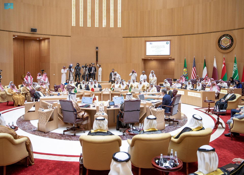 Sau cuộc họp ngày 8/6 tại thành phố Riyadh của Saudi Arabia, Ngoại trưởng Mỹ Antony Blinken và những người đồng cấp các nước thành viên Hội đồng Hợp tác vùng Vịnh (GCC) đã ra tuyên bố chung về việc đạt được sự ổn định chính trị và kinh tế khu vực Trung Đông. Tuyên bố nhấn mạnh tầm quan trọng và triển vọng hứa hẹn của các dự án cơ sở hạ tầng nhằm thúc đẩy hội nhập và kết nối khu vực, góp phần vào sự ổn định và thịnh vượng của Trung Đông. Ngoại trưởng các nước GCC và Mỹ tái khẳng định tầm quan trọng của việc chống lại chủ nghĩa khủng bố và chủ nghĩa cực đoan bạo lực khu vực cũng như trên toàn thế giới. (Ảnh: SPA/TTXVN)