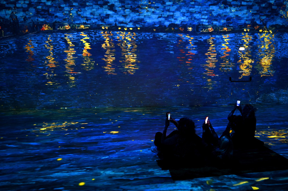 Nhân kỷ niệm 50 năm thành lập, Bảo tàng Van Gogh tại thành phố Amsterdam, Hà Lan và nhiều nơi khác đã tổ chức một loạt các hoạt động tôn vinh di sản của Vincent van Gogh - nghệ sỹ bậc thầy người Hà Lan có sức ảnh hưởng lớn đến lịch sử hội họa thế giới. Trong ảnh: Triển lãm tác phẩm của họa sỹ Vincent van Gogh bằng công nghệ thực tế ảo tại Milan, Italy ngày 8/6. (Ảnh: AFP/TTXVN)