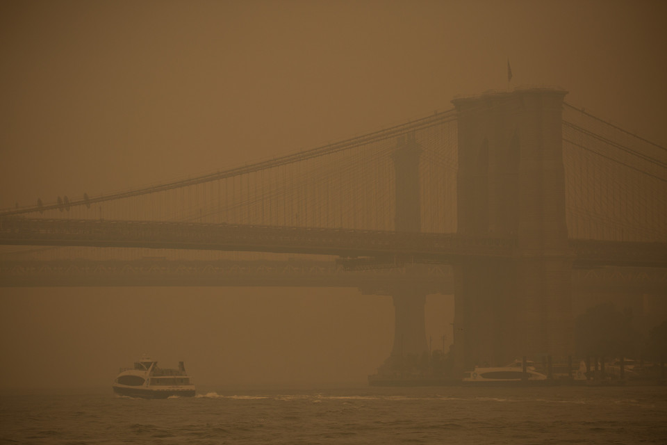 Khói mù do cháy rừng ở Canada bao trùm thành phố New York (Mỹ) ngày 7/6. (Ảnh: THX/TTXVN)