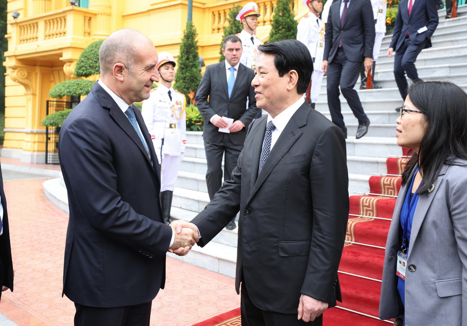 Chủ tịch nước Lương Cường tiễn Tổng thống Bulgaria Rumen Radev. (Ảnh: Lâm Khánh/TTXVN)