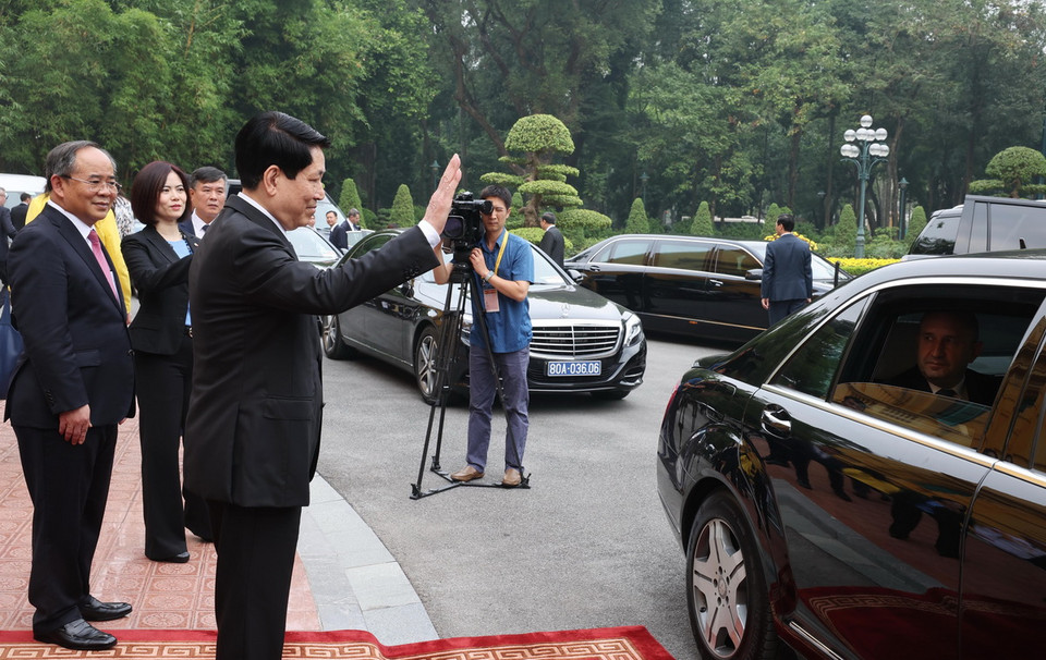 Chủ tịch nước Lương Cường tiễn Tổng thống Bulgaria Rumen Radev. (Ảnh: Lâm Khánh/TTXVN)