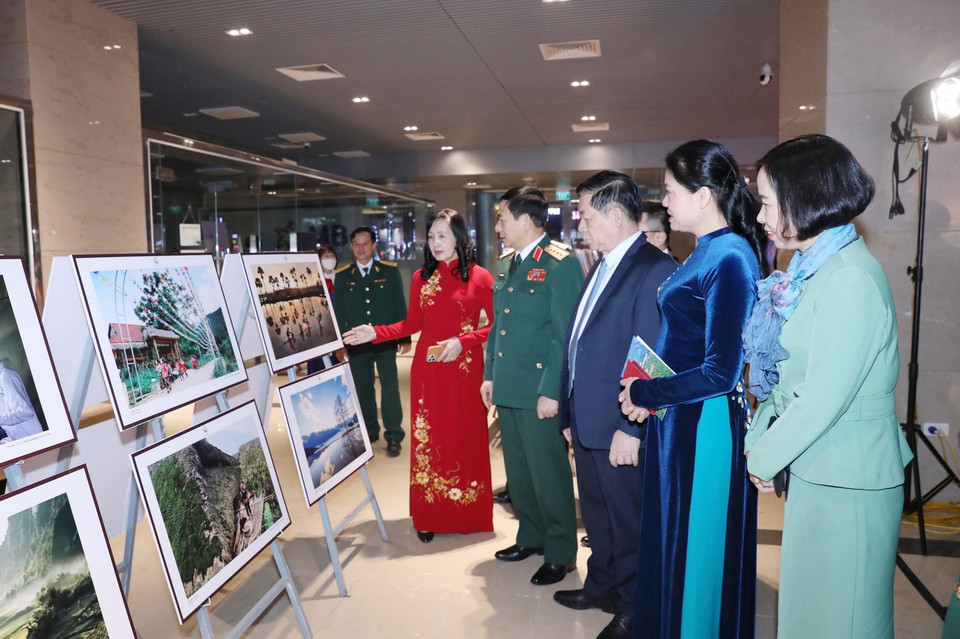 Đại tướng Phan Văn Giang, Trưởng ban Tuyên giáo Trung ương Nguyễn Trọng Nghĩa và các đại biểu tham quan triển lãm ảnh. (Ảnh: Phương Hoa/TTXVN)