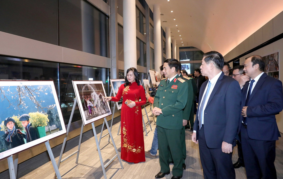 Đại tướng Phan Văn Giang, Trưởng Ban Tuyên giáo Trung ương Nguyễn Trọng Nghĩa và các đại biểu tham quan triển lãm ảnh. (Ảnh: Phương Hoa/TTXVN)