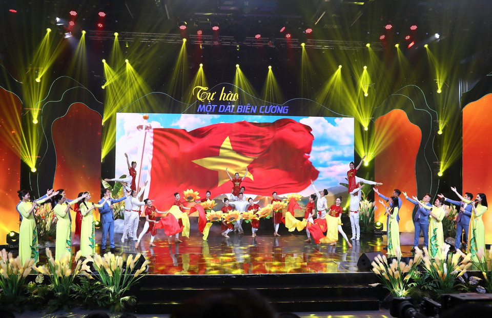 Chương trình văn nghệ biểu diễn tại buổi Lễ trao giải Cuộc thi và Triển lãm ảnh nghệ thuật cấp quốc gia “Tự hào một dải biên cương.” (Ảnh: Hoàng Hiếu/TTXVN)