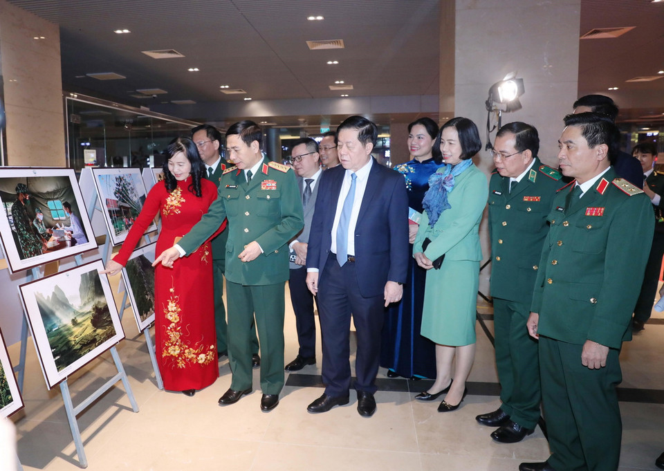 Đại tướng Phan Văn Giang, Trưởng ban Tuyên giáo Trung ương Nguyễn Trọng Nghĩa và Tổng Giám đốc TTXVN Vũ Việt Trang cùng các đại biểu tham quan triển lãm ảnh. (Ảnh: Phương Hoa/TTXVN)