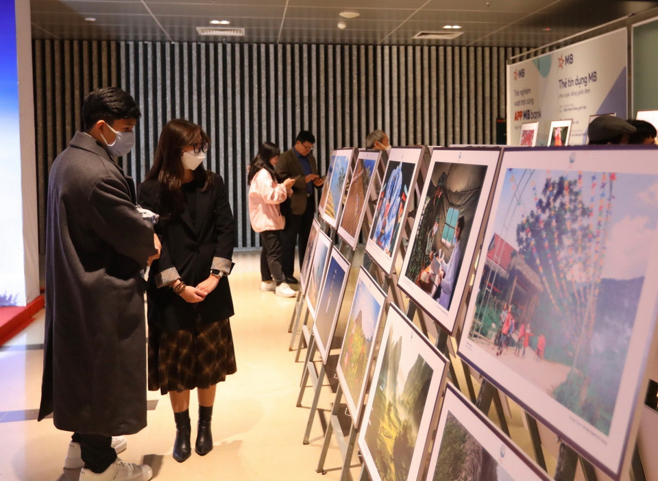 Khách tham quan triển lãm ảnh tham dự cuộc thi. (Ảnh: Hoàng Hiếu/TTXVN)