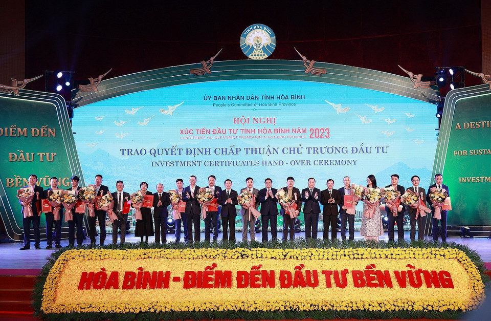 Thủ tướng Phạm Minh Chính chứng kiến trao chứng nhận đầu tư giữa địa phương và các nhà đầu tư. (Ảnh: Dương Giang/TTXVN)