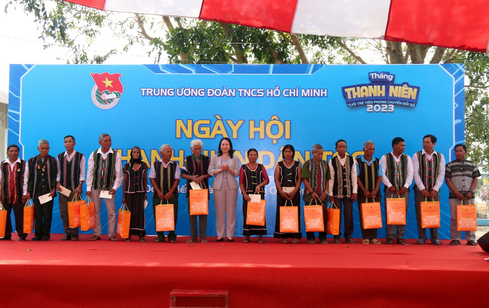 Quyền Chủ tịch nước Võ Thị Ánh Xuân tặng quà cho già làng, trưởng bản, người có uy tín nhân ngày hội thanh niên dân tộc tại xã Đông Tiến, huyện Hàm Thuận Bắc, tỉnh Bình Thuận. (Ảnh: Nguyễn Thanh/TTXVN)