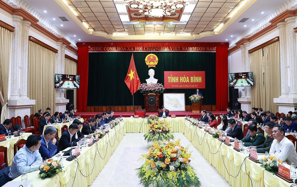 Thủ tướng Phạm Minh Chính với lãnh đạo tỉnh Hòa Bình. (Ảnh: Dương Giang/TTXVN)