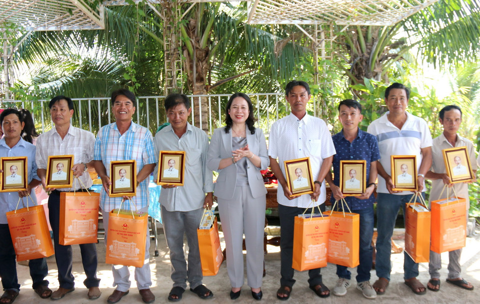 Quyền Chủ tịch nước Võ Thị Ánh Xuân thăm tặng quà các hộ dân trồng thanh long tại huyện Hàm Thuận Bắc, tỉnh Bình Thuận. (Ảnh: Nguyễn Thanh/TTXVN)