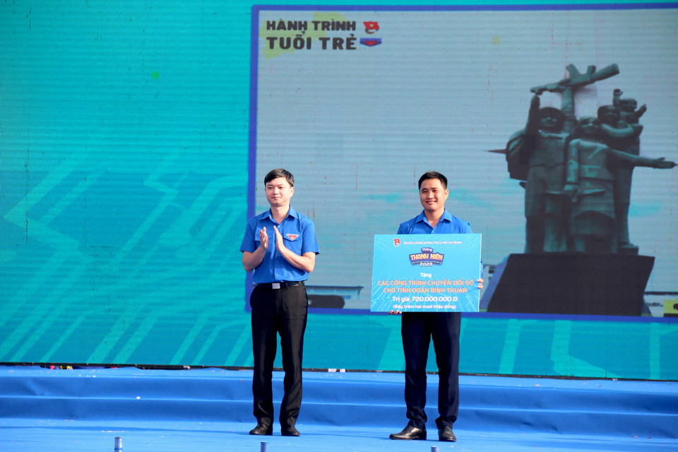 Đại diện Trung ương Đoàn Thanh niên Cộng sản Hồ Chí Minh tặng các công trình chuyển đổi số cho tỉnh đoàn Bình Thuận. (Ảnh: Nguyễn Thanh/TTXVN)