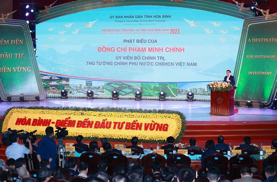 Thủ tướng Phạm Minh Chính phát biểu tại Hội nghị xúc tiến đầu tư tỉnh Hòa Bình. (Ảnh: Dương Giang/TTXVN)